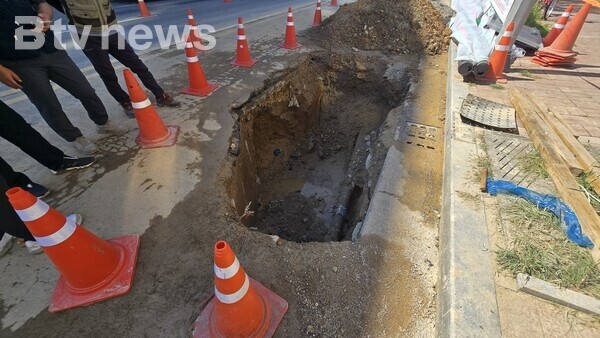 수원시 아주대 삼거리 인근서 도로 침하가 발생해 관계 당국이 조치 중이다.